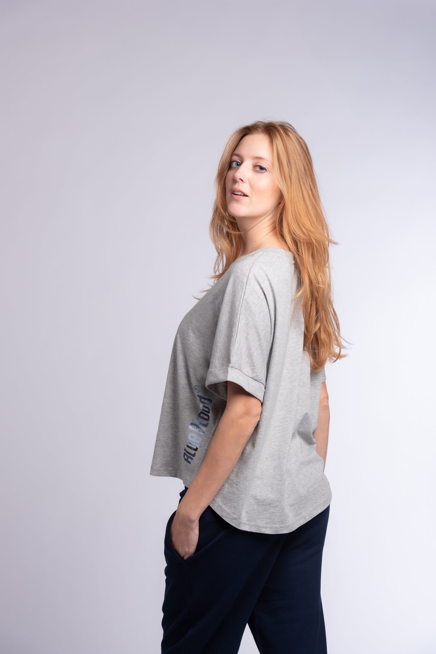 Übergroßes T-Shirt mit hochgekrempelten Ärmeln in Heather Grey