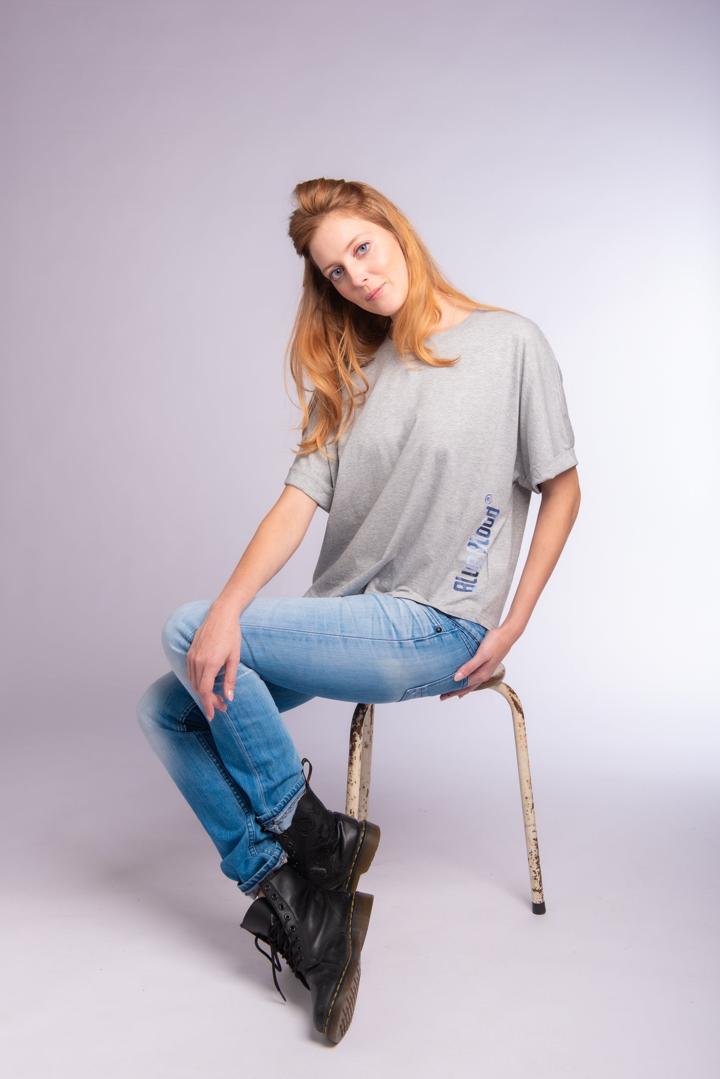 Übergroßes T-Shirt mit hochgekrempelten Ärmeln in Heather Grey