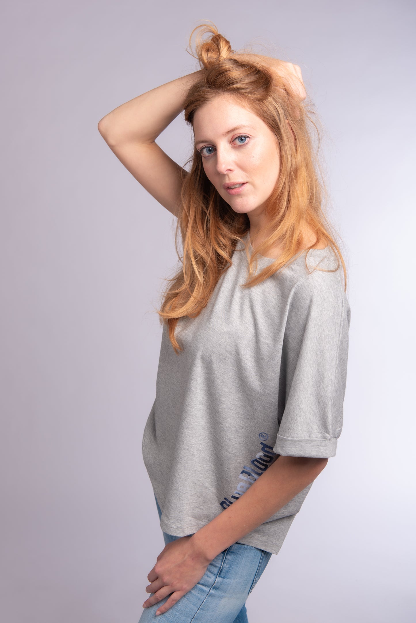 Übergroßes T-Shirt mit hochgekrempelten Ärmeln in Heather Grey